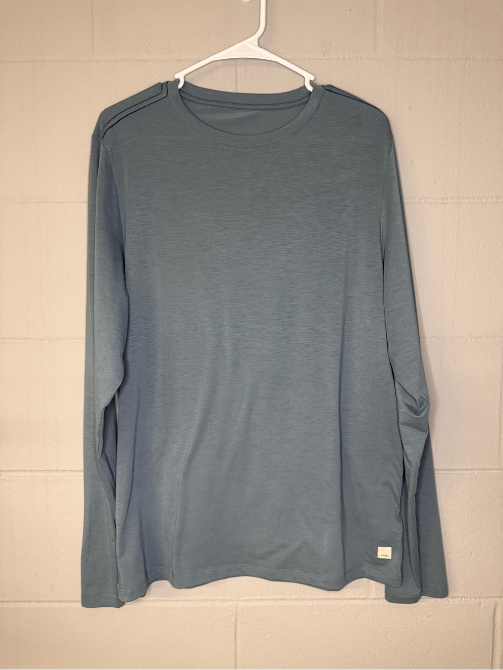 Vuori Men’s Long Sleeve Strato Tech Tee in Blue/Grey Size Large Performance Tee